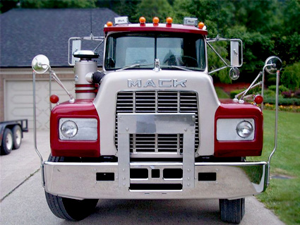 red-mack-truck-front-425319